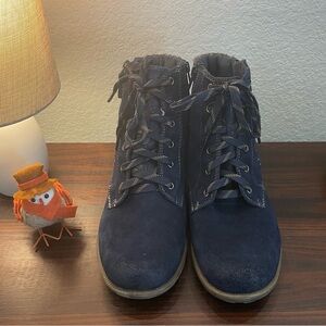 Earth Origins Suede Womens Navy Wide Zipper Ankle Boots (10W)